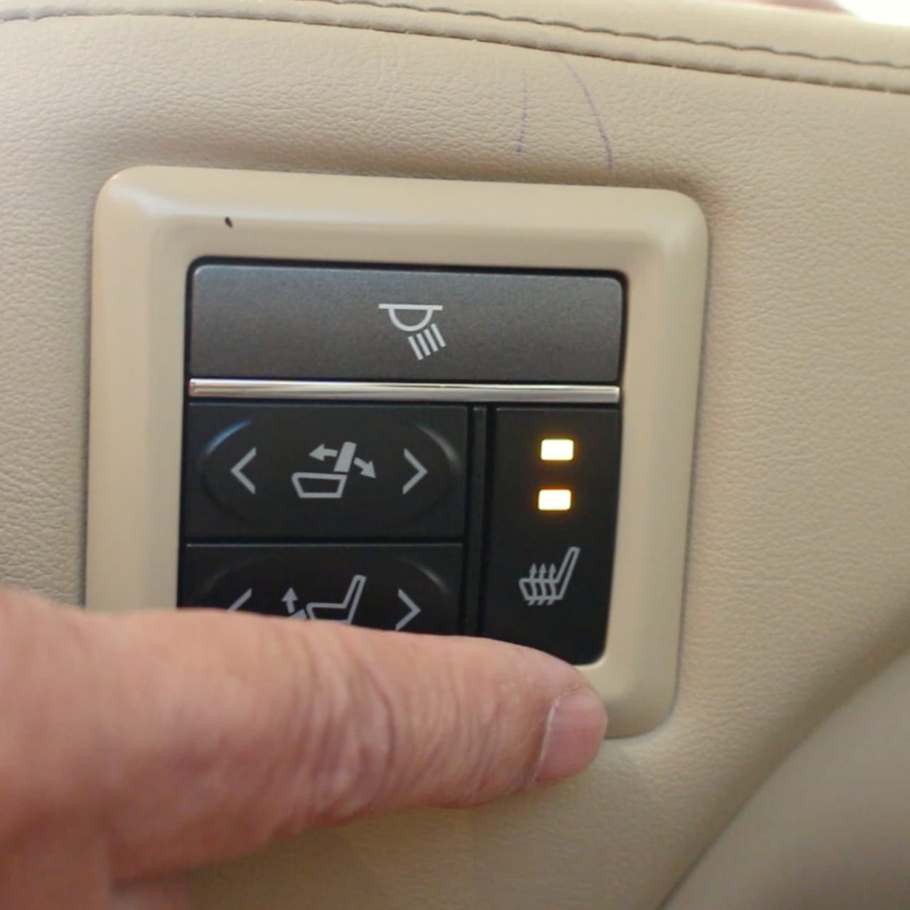 2列目シートのシートヒーター