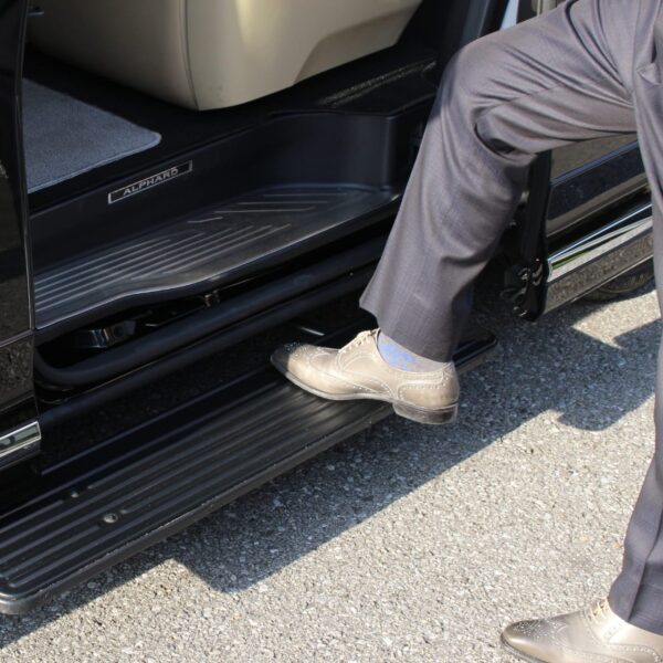 ステップが乗降をサポート